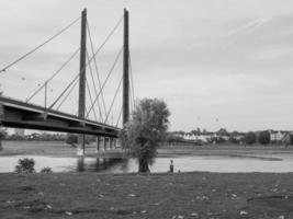 a cidade de dusseldorf no rio reno foto