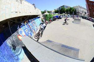 kharkiv, ucrânia - 27 de maio de 2018 pilotos de bmx freestyle em um skatepark durante o festival anual de culturas de rua foto