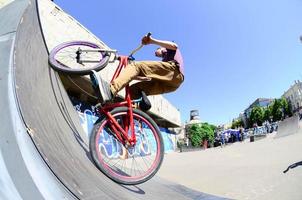 kharkiv, ucrânia - 27 de maio de 2018 pilotos de bmx freestyle em um skatepark durante o festival anual de culturas de rua foto