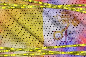 bandeira do estado da cidade do vaticano e fita amarela de quarentena covid-19. conceito de vírus coronavírus ou 2019-ncov foto
