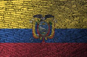 a bandeira do equador aparece na tela com o código do programa. o conceito de tecnologia moderna e desenvolvimento de sites foto