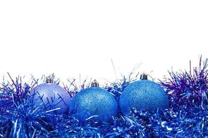 algumas bolas de natal azuis e enfeites isolados foto