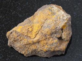 pedra áspera de limonita em fundo escuro foto