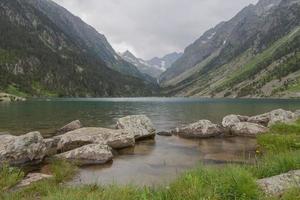 lago da montanha, parque nacional dos pirineus, frança