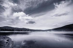 lago negro, parque nacional durmitor em montenegro foto