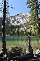 lago de montanha azul cristal em montana foto