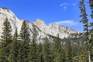 vista da paisagem de montanha em montana foto