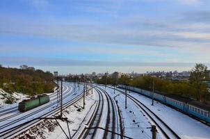 paisagem de inverno com um trem ferroviário contra um fundo de céu nublado foto