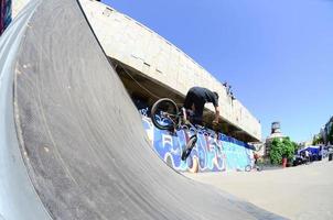 kharkiv, ucrânia - 27 de maio de 2018 pilotos de bmx freestyle em um skatepark durante o festival anual de culturas de rua foto