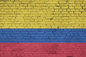 a bandeira da colômbia é pintada em uma parede de tijolos antigos foto