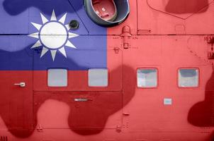 bandeira de taiwan retratada na parte lateral do helicóptero blindado militar closeup. fundo conceitual de aeronaves de forças do exército foto