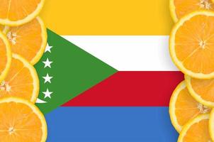 bandeira de comores em moldura vertical de fatias de frutas cítricas foto