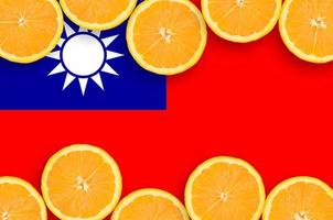 bandeira de taiwan em moldura horizontal de fatias de frutas cítricas foto