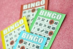 muitos tabuleiros de bingo coloridos ou cartas de baralho para ganhar fichas. clássico nós ou cartões de bingo canadenses de cinco a cinco em fundo brilhante foto