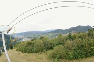 o sistema de teleférico no fundo do monte makovitsa, uma das montanhas dos cárpatos foto