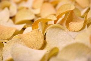 kharkov, ucrânia - 3 de maio de 2022 muitas batatas fritas de laranja pringles. pringles é uma marca de salgadinhos de batata de propriedade da empresa kellogg foto