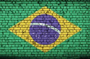 bandeira do brasil é pintada em uma parede de tijolos antigos foto