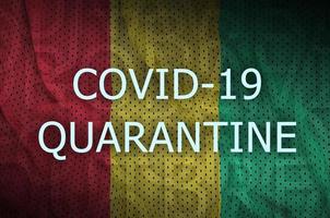 bandeira da guiné e inscrição de quarentena covid-19. coronavírus ou vírus 2019-ncov foto