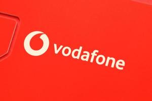 ternopil, ucrânia - 5 de julho de 2022 cartão móvel vodafone power sim da vodafone group plc - empresa multinacional britânica de telecomunicações que opera redes em 22 países foto