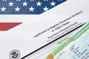 O pedido i-485 para registrar a residência permanente ou ajustar o formulário de status e o green card da dv-lottery está na bandeira dos estados unidos do departamento de segurança interna foto