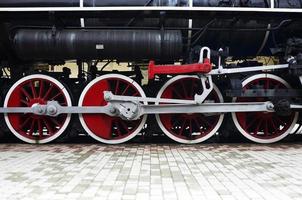 rodas vermelhas do trem a vapor foto