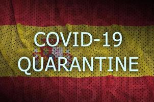 bandeira da espanha e inscrição de quarentena covid-19. coronavírus ou vírus 2019-ncov foto