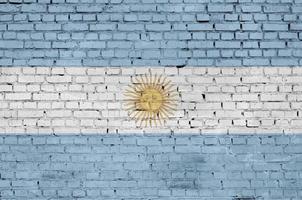 bandeira argentina é pintada em uma parede de tijolos antigos foto