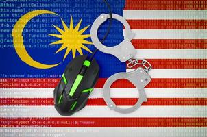 bandeira da malásia e mouse de computador algemado. combate ao crime informático, hackers e pirataria foto