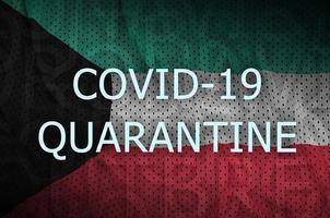 bandeira do kuwait e inscrição de quarentena covid-19. coronavírus ou vírus 2019-ncov foto