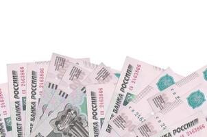 Notas de 1000 rublos russos encontram-se no lado inferior da tela isolada no fundo branco com espaço de cópia. modelo de banner de fundo foto