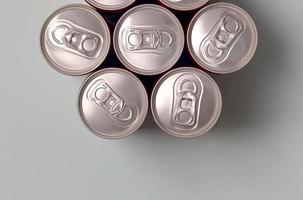 muitas novas latas de alumínio de refrigerantes ou recipientes de bebidas energéticas. conceito de fabricação de bebidas e produção em massa foto