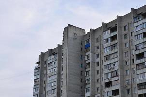 antigo apartamento de vários andares em uma região pouco desenvolvida da ucrânia ou rússia foto