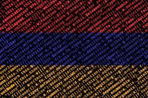 A bandeira da armênia é mostrada na tela com o código do programa. o conceito de tecnologia moderna e desenvolvimento de sites foto