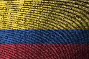 a bandeira da colômbia é mostrada na tela com o código do programa. o conceito de tecnologia moderna e desenvolvimento de sites foto