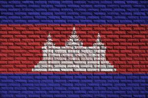 bandeira do camboja é pintada em uma parede de tijolos antigos foto