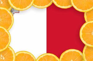 bandeira de malta no quadro de fatias de frutas cítricas frescas foto