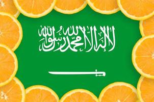 bandeira da arábia saudita em moldura de fatias de frutas cítricas frescas foto