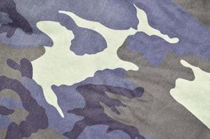 textura de tecido com uma camuflagem pintada nas cores do pântano. imagem de fundo do exército foto
