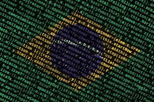 a bandeira do brasil é mostrada na tela com o código do programa. o conceito de tecnologia moderna e desenvolvimento de sites foto