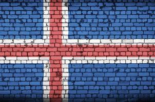 bandeira da islândia é pintada em uma parede de tijolos antigos foto