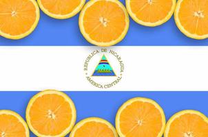 bandeira da nicarágua em moldura horizontal de fatias de frutas cítricas foto