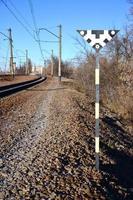 sinal de estrada de ferro com fundo ferroviário foto