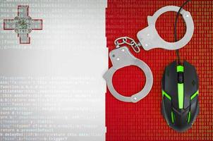 bandeira de malta e mouse de computador algemado. combate ao crime informático, hackers e pirataria foto