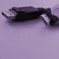 plugue de cabo de computador hdmi de áudio e vídeo e conector banhado a ouro de 20 pinos para uma conexão perfeita no pano de fundo roxo foto