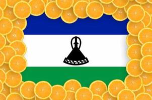 bandeira do lesoto no quadro de fatias de frutas cítricas frescas foto