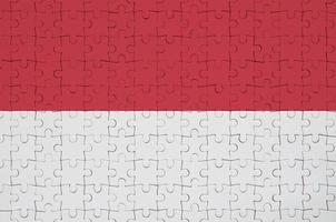 bandeira da indonésia é retratada em um quebra-cabeça dobrado foto