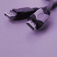 plugue de cabo de computador hdmi de áudio e vídeo e conector banhado a ouro de 20 pinos para uma conexão perfeita no pano de fundo roxo foto