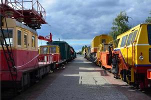 cabines de modernos trens elétricos de suporte técnico russo e guindastes ferroviários. vista lateral das cabeças dos trens ferroviários com muitas rodas foto