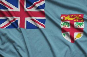 A bandeira de fiji é retratada em um tecido esportivo com muitas dobras. bandeira da equipe esportiva foto