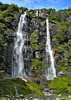 cachoeira na lombardia, itália, 2019 foto